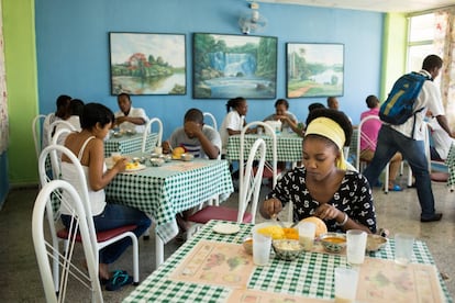 Un estudiante comiendo en la cafetería de la Universidad de Ciencias Médicas de Cienfuegos, Cuba. Las comidas gratuitas ofrecidas por la escuela no suelen gustar a los alumnos y muchos de ellos la compran fuera. Al lado se encuentra un hospital universitario, el Dr. Gustavo Aldereguia Lima, donde muchos de los alumnos de la ELAM hacen prácticas.