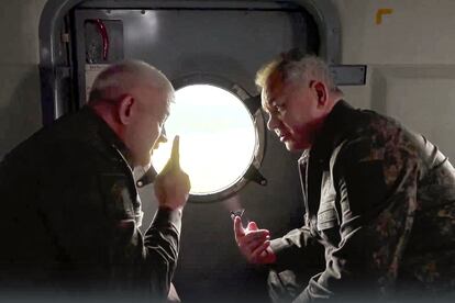 Defense Minister Sergei Shoigu (r) and Yevgeny Nikiforov, the commander of the Western Military District, in a military helicopter.