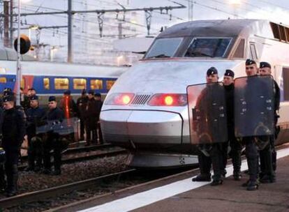 La policía francesa protege las vías y el tren de alta velocidad con destino a París, después de que fuera bloqueado por huelguistas en la estación de Toulouse.