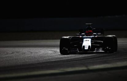 El francés Esteban Ocon a bordo de su VJM10 (Force India) durante el segundo día de entrenamientos en el circuito de Cataluña, en Montmeló, Barcelona.