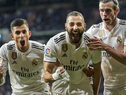 Benzema celebra su gol al Huesca con Ceballos y Bale.