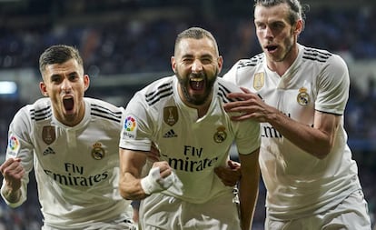 Benzema celebra su gol al Huesca con Ceballos y Bale.