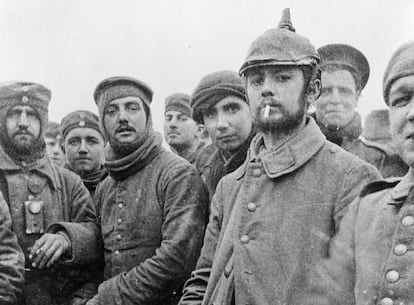 Soldados alemanes y británicos fuman juntos durante la llamada 'tregua de Navidad' de 1914.