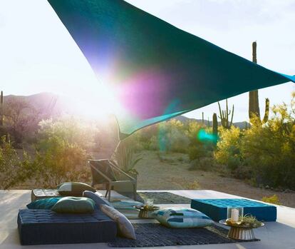 Las soluciones residenciales de Sunbrella van más allá de los toldos y salen al jardín, o al campo. Para pasar más tiempo en el exterior. |
