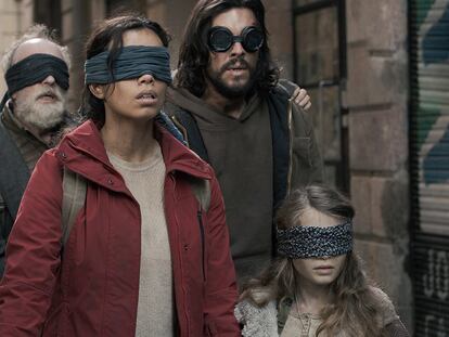 Desde la izquierda, Gonzalo de Castro, Georgina Campbell, Mario Casas y Naila Schuberth, en 'Bird Box Barcelona'.