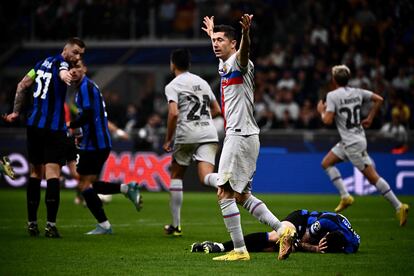 Robert Lewandowski durante el partido entre el Barcelona y el Inter este martes en San Siro.