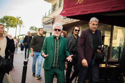 El director español Pedro Almodóvar camina por La Croisette, este jueves en Cannes.