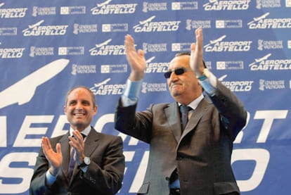 Francisco Camps, presidente de la Generalidad Valenciana, y Carlos Fabra, presidente de la Diputación de Castellón, inauguran un aeropuerto sin aviones.