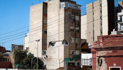 Edificio que amenaza con derrumbarse afectado con aluminosos en Badalona