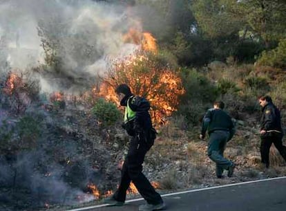 Los servicios de emergencias luchan contra los incendios de Castellón