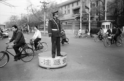 Un polica de trfico en Pekn, China, 1992.