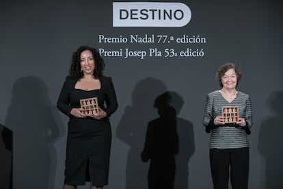 Najat El-Hachmi, ganadora del Nadal de 2021 y Maria Barbal, premio Josep Pla.