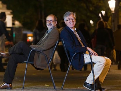 A.G. Porta (izquierda) y Gregorio Casamayor, los autores de 'Otra vida en la maleta'.