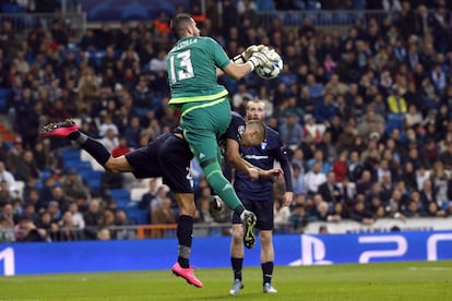 Kiko Casilla captura el balón ante los jugadores del Malmoe.