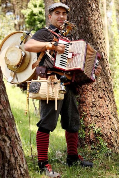 El hombre orquesta César Freiría, el viernes en el jardín del colegio infantil Raiola de Santiago.