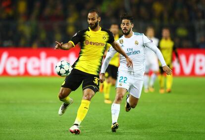 El jugador del Borussia, Omer Toprak, remata un balón ante el jugador del Real Madrid, Isco.