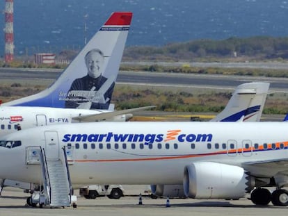 Aviones Boeing 737 Max 8 de la compañía SmartWings y Norwegian, en el aeropuerto de Gran Canaria después de que el espacio aéreo europeo se haya cerrado a este modelo.