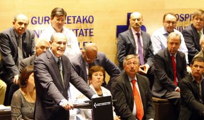 El consejero de sanidad, Rafael Bengoa, junto a los miembros del consejo asesor y la comisión de investigación de Biocruces.