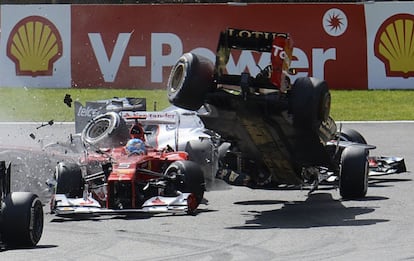 El Lotus de Grosjean vuela junto al Ferrari de Alonso durante el GP de Bélgica