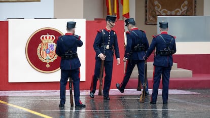 Miembros de la Guardia Real frente a la tribuna de autoridades.