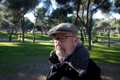 Caballero Bonald, en el parque de la Dehesa de Madrid, en 2001.