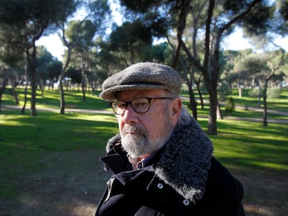 Caballero Bonald, en el parque de la Dehesa de Madrid, en 2001.