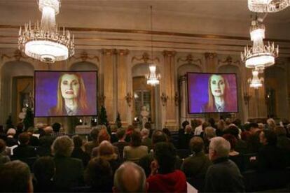 El discurso de la escritora austriaca se pudo seguir ayer a través de dos pantallas gigantes instaladas en la sede de la Academia Sueca, en Estocolmo.