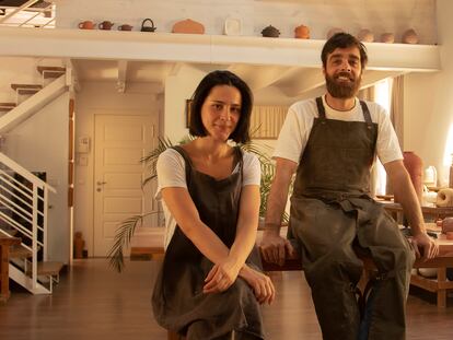 Sonia Pueche y Jaime Mato, creadores de la firma de cerámica Época, en su taller.