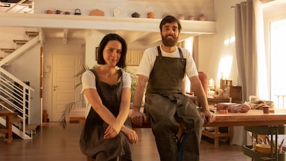 Sonia Pueche y Jaime Mato, creadores de la firma de cerámica Época, en su taller.