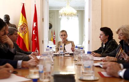 Cristina Cifuentes reunida con la comisión regional antes de presentar los actos por la conmemoracion del IV centenario de la muerte de Cervantes.