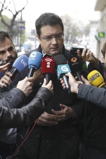 El secretario de Organización del PSOE, Óscar López, realiza declaraciones a los medios antes de participar junto a una comitiva de su partido en la manifestación convocada por UGT y CCOO con motivo del Primero de Mayo.