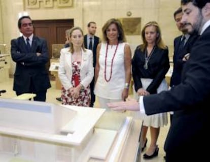 Fotografía facilitada por el Ayuntamiento de Madrid de la alcaldesa, Ana Botella (3 izda), y la ministra de Fomento, Ana Pastor (2 izda), durante la presentación del Solar Decathlon Europe 2012.