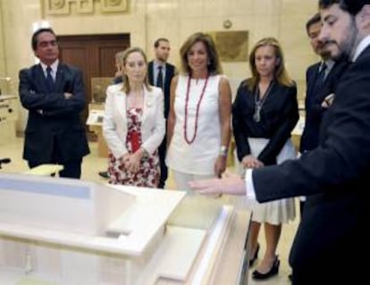 Fotografa facilitada por el Ayuntamiento de Madrid de la alcaldesa, Ana Botella (3 izda), y la ministra de Fomento, Ana Pastor (2 izda), durante la presentacin del Solar Decathlon Europe 2012.