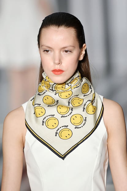 Declaración de actitud. El pañuelo para esta primavera de Anya Hindmarch es solo apto para optimistas. Anyahindmarch.com