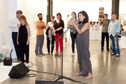 La artista iraní Sussan Deyhin realizó una performance expresamente creada para la feria.