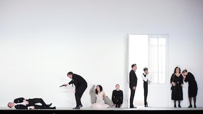 'Eugenio Onegin', en el Teatro Real, con Bogdan Volkov (Lenski), Iurii Samoilov (Eugenio Oneguin), Kristina Mkhitaryan (Tatiana), Clara Navarro (bailarina/actriz),  Frederic Jost (Capitán), Yannic Bosc (bailarín/actor), Katarina Dalayman (Lárina) y Victoria Karkacheva (Olga).