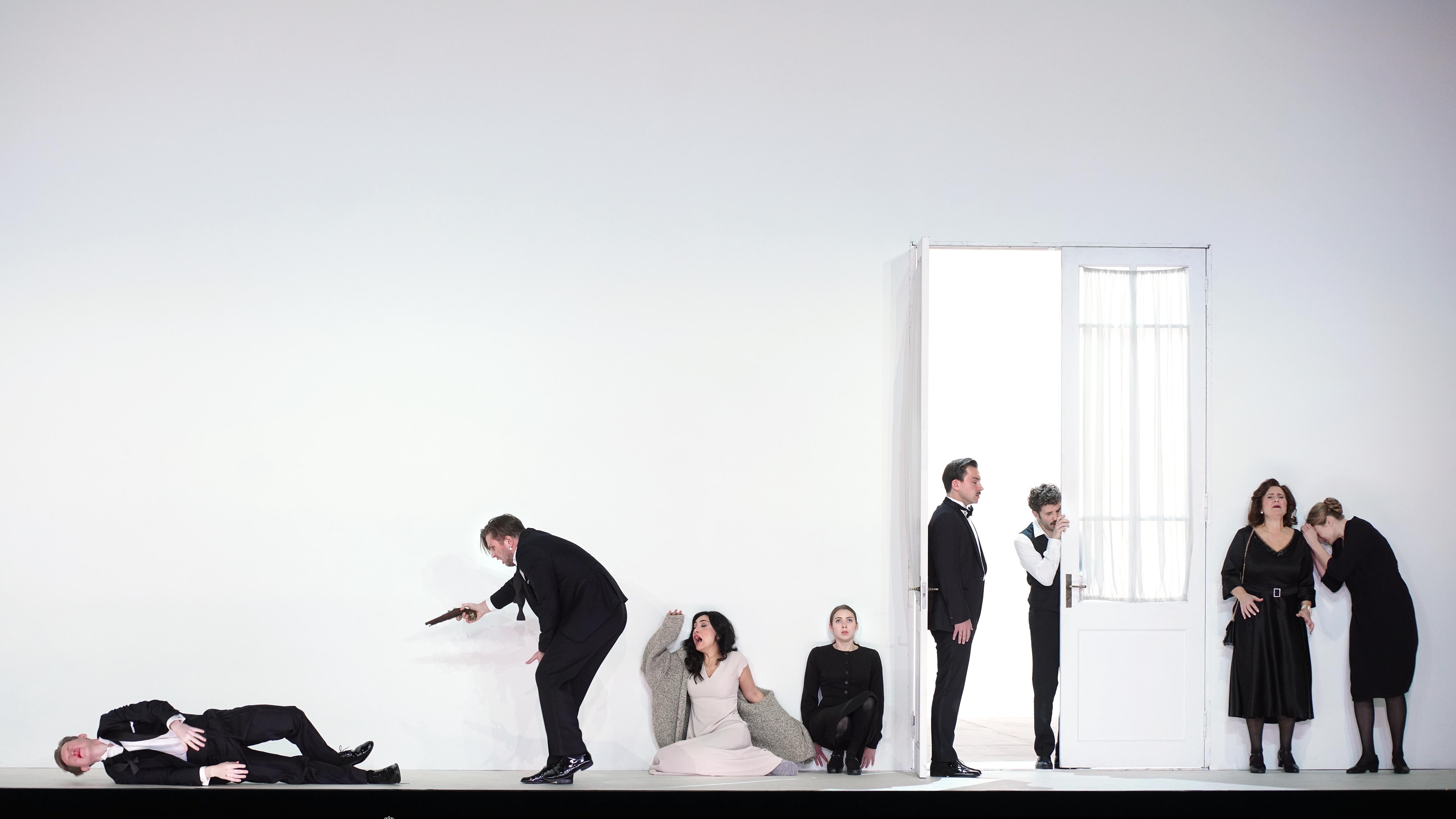 'Eugenio Onegin', en el Teatro Real, con Bogdan Volkov (Lenski), Iurii Samoilov (Eugenio Oneguin), Kristina Mkhitaryan (Tatiana), Clara Navarro (bailarina/actriz), Frederic Jost (Capitán), Yannic Bosc (bailarín/actor), Katarina Dalayman (Lárina) y Victoria Karkacheva (Olga).