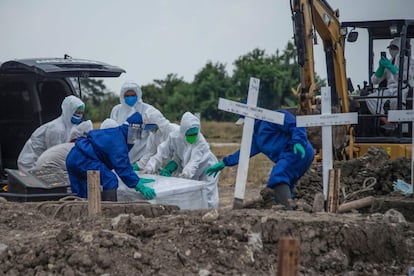 Entierro de una víctima de la covid-19 en el cementerio de Keputih en Surabaya, Java Oriental (Indonesia). El país asiático reportó 87 nuevas muertes por coronavirus este miércoles, su mayor incremento diario desde el inicio de la pandemia, llevando el número total de muertes a 3797, dijo su ministerio de salud.