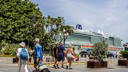 Turistas se dirigen a uno de los cruceros anclados en el puerto de Cádiz. EDUARDO BRIONES (EP)