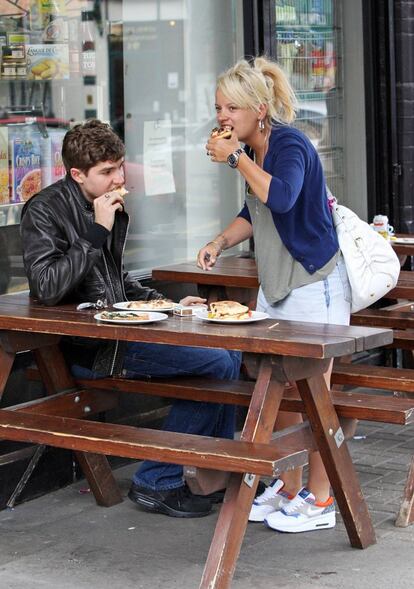 La cantante británica Lily Allen, disfrutando de una pizza con prisas.