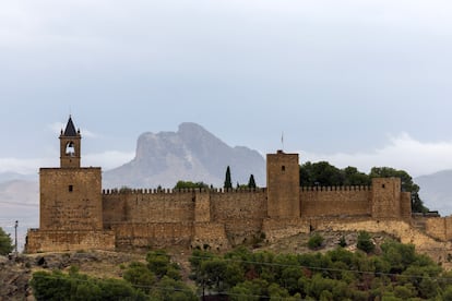 La alcazaba de Antequera y la peña de los Enamorados al fondo, que se parece a una persona tumbada.