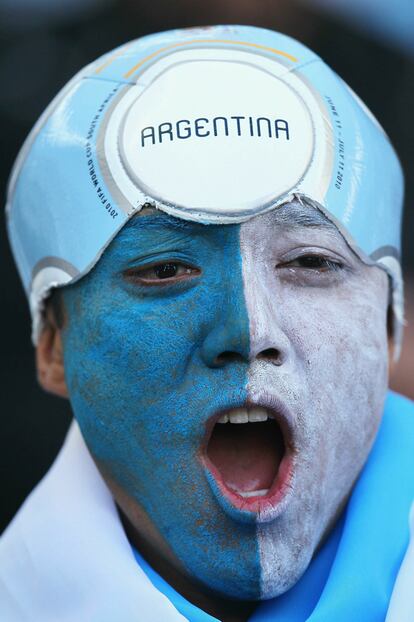 Un seguidor argentino anima a su selección antes del inicio del partido frente a Alemania.
