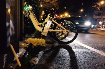 Flowers at the BiciMAD docking station on Alberto Alcocer street, where the accident took place.