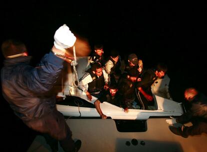 Una lancha que transportaba a inmigrantes 'sin papeles' es interceptada por la policía griega en el mar Egeo, cerca de la isla de Lesvos. Miles de inmigrantes tratan de entrar en Grecia desde las fronteras marítimas y terrestres con Turquía.