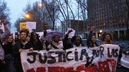 La diputada Rita Bosaho y mujeres afrodescendientes a la cabeza de la manifestación.