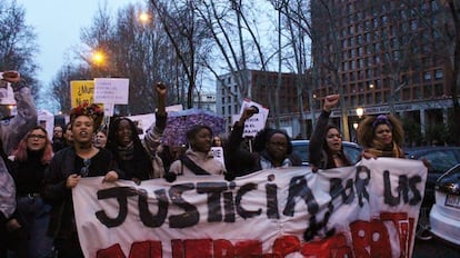 La diputada Rita Bosaho y mujeres afrodescendientes a la cabeza de la manifestaci&oacute;n.