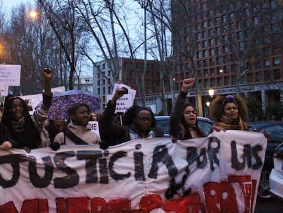 La diputada Rita Bosaho y mujeres afrodescendientes a la cabeza de la manifestaci&oacute;n.