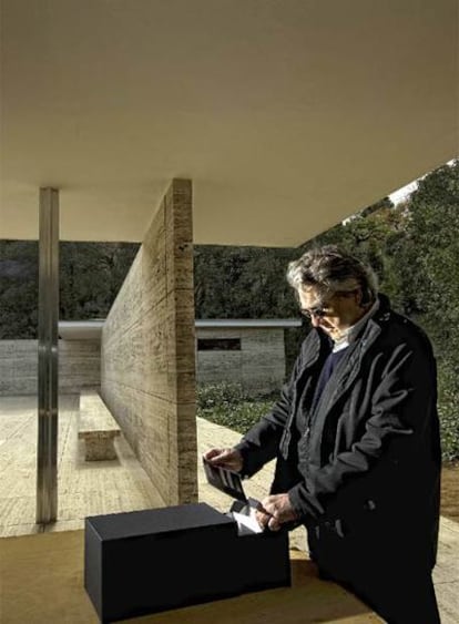 Muntadas, en el pabellón Mies van der Rohe, en Barcelona.