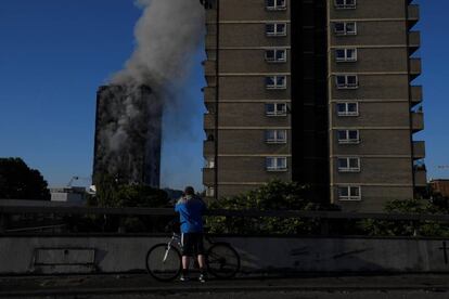 Testemunhas afirmaram ter ouvido gritos de socorro e visto pessoas presas tentando chamar a atenção dos bombeiros a partir de diversas janelas do edifício em chamas.