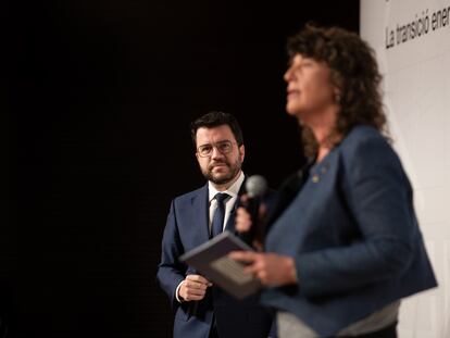 El presidente de la Generalitat, Pere Aragonès, observa a la consellera de Acción Climática de la Generalitat, Teresa Jordà, en un acto, la semana pasada.